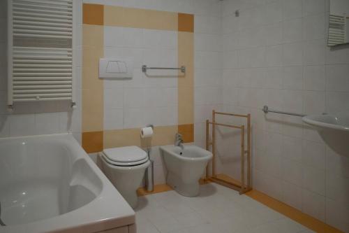 a bathroom with a toilet and a tub and a sink at Casa Jack in San Giorgio di Piano