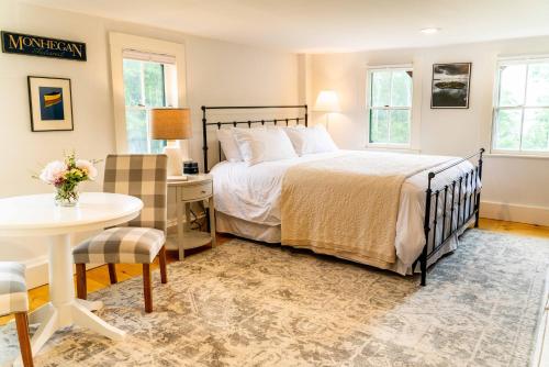 Ένα ή περισσότερα κρεβάτια σε δωμάτιο στο Oakland House Seaside Inn & Cottages