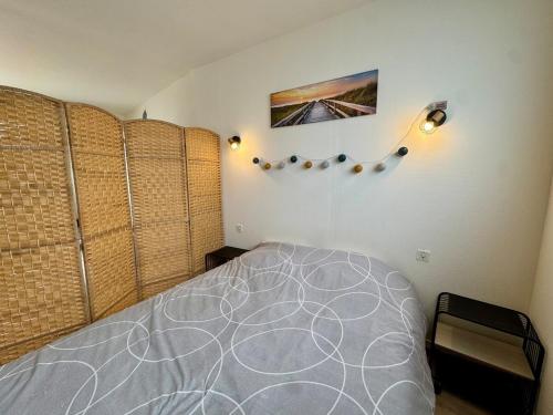 una camera con un letto con copriletto circolare di Studio Le Tigre Cosy Centré a Saint-Vincent-sur-Jard