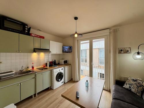 - une cuisine avec un canapé et une table dans une chambre dans l'établissement Studio Le Tigre Cosy Centré, à Saint-Vincent-sur-Jard