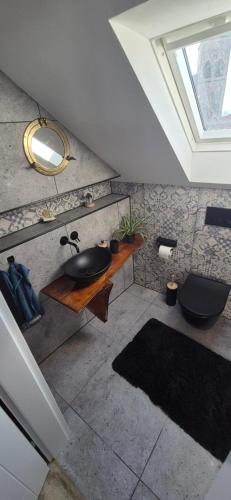 a bathroom with a sink and a table and a window at Ferienwohnung mit Rheinblick in Kalkar