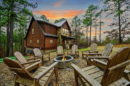 - un groupe de chaises autour d'un foyer extérieur devant une maison dans l'établissement Heaven Sent - Sauna & Jacuzzi - Mini Golf, à Stephens Gap