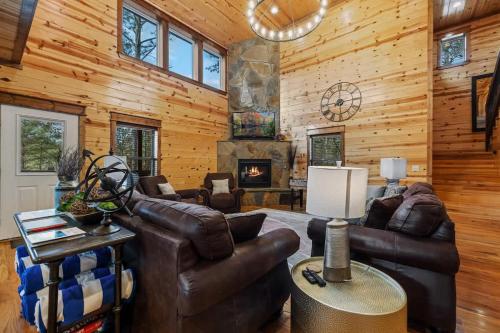 Elle comprend un salon doté d'un mobilier en cuir et d'une cheminée. dans l'établissement Heaven Sent - Sauna & Jacuzzi - Mini Golf, à Stephens Gap