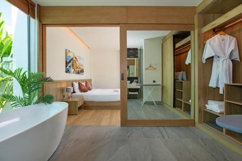 d'une salle de bains avec baignoire et d'une chambre. dans l'établissement Luxury Villa in heart of Bang Tao! Villa BEAM, à Laguna Phuket
