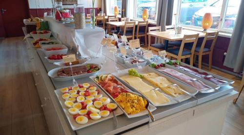 NordseterにあるLillehammer Fjellstue og Hytteutleieのさまざまな種類の食べ物が並ぶビュッフェライン