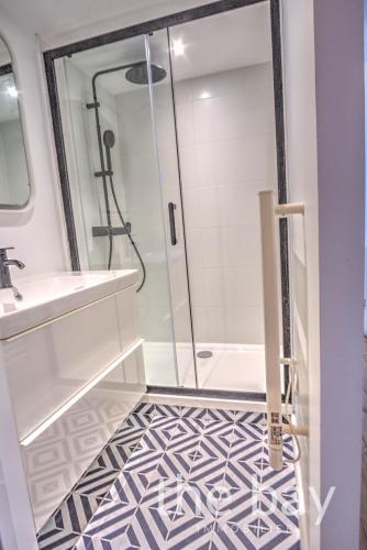 une salle de bain avec douche et lavabo dans l'établissement Petit cocon en cœur de ville, à Arcachon