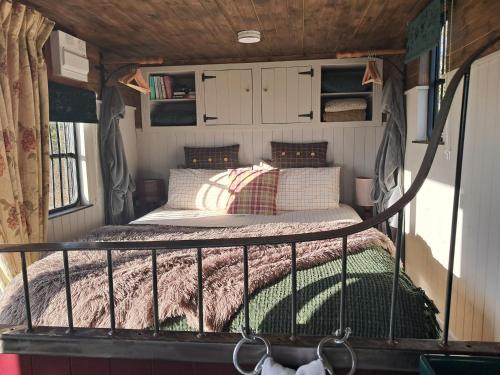 AnnacloyにあるThe Horsebox, unexpected luxuryのRV裏のベッド