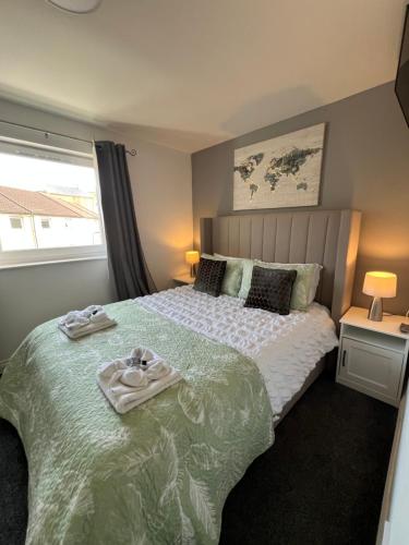 a bedroom with a bed with two towels on it at No 62 A Smart Stay in Southampton - GREAT PRICE and Stylish 2-Bed - Free Parking in Southampton