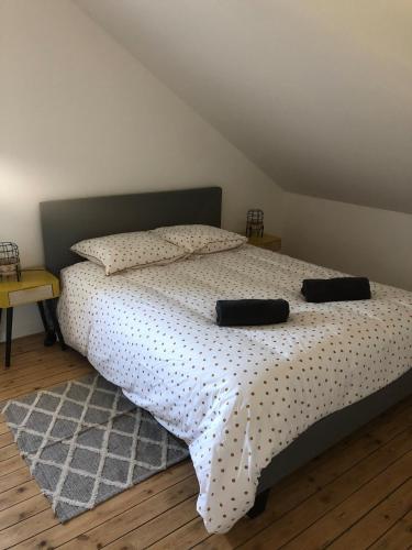 une chambre avec un lit avec deux oreillers dessus dans l'établissement Maison Saumur, à Saumur