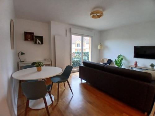 a living room with a couch and a table at très bel appartement 2 pièces in Brétigny-sur-Orge