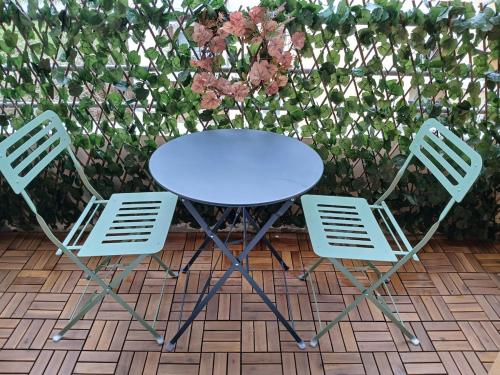 three chairs and a table and a table and two chairs at très bel appartement 2 pièces in Brétigny-sur-Orge