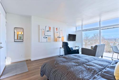 Katil atau katil-katil dalam bilik di Historic Modern Apartment Park Free w DT Views