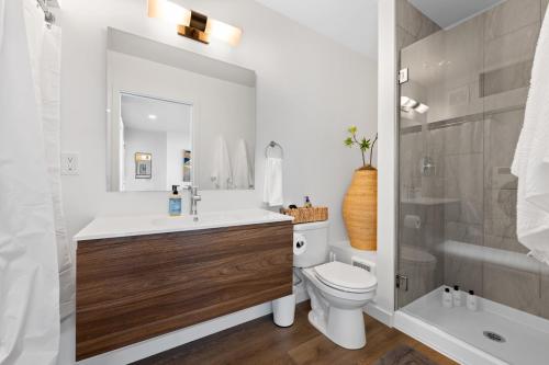 Un baño con lavabo, inodoro y ducha. en Iconic Modern Stay w Free Parking, en Spokane