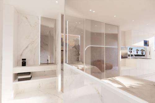 - une chambre blanche avec des murs blancs et un sol en marbre dans l'établissement Naturiste Cap d'Agde Héliopolis AB 30, au Cap d'Agde