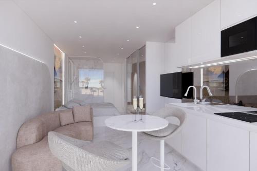 une cuisine et un salon avec un canapé et une table dans l'établissement Naturiste Cap d'Agde Héliopolis AB 30, au Cap d'Agde