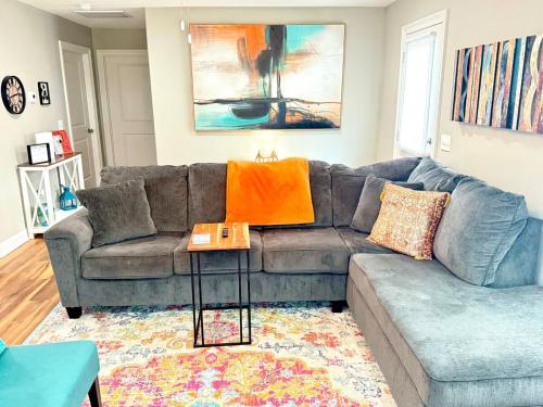Χώρος καθιστικού στο Modern Boho 2BR 2BA Home on Quiet Street