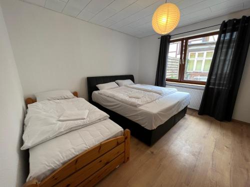 two beds in a room with a window at 2-Zimmer mit Terrasse im Herzen von Göttingen in Göttingen