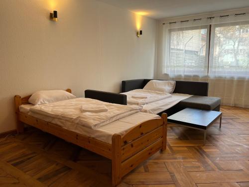 two twin beds in a room with a window at 2-Zimmer mit Terrasse im Herzen von Göttingen in Göttingen