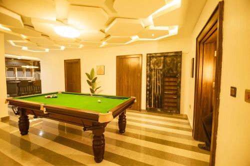 Biliár nebo kulečník v ubytování Db Continental Loft Apartment