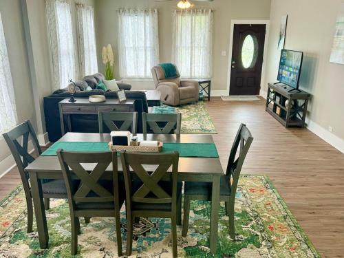 Posezení v ubytování Bright & Airy 2BR 1BA Home Near The Riverfront