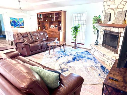 Χώρος καθιστικού στο Spacious Retro 2BR 3BA In Quiet Neighborhood