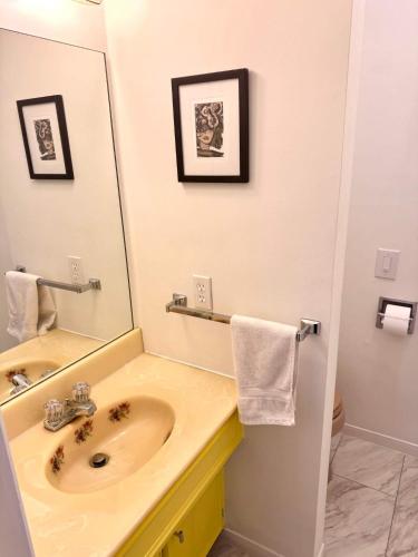 Ένα μπάνιο στο Spacious Retro 2BR 3BA In Quiet Neighborhood