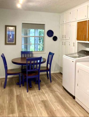 Η κουζίνα ή μικρή κουζίνα στο Spacious Retro 2BR 3BA In Quiet Neighborhood