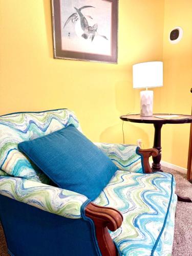 Χώρος καθιστικού στο Spacious Retro 2BR 3BA In Quiet Neighborhood