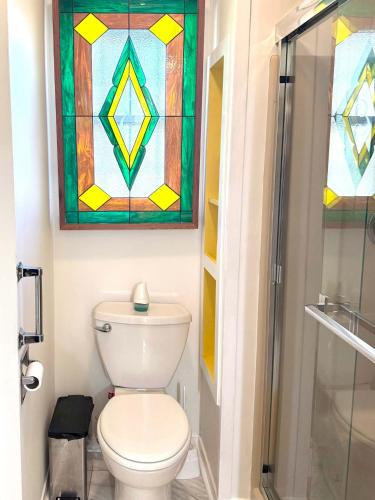 Ένα μπάνιο στο Spacious Retro 2BR 3BA In Quiet Neighborhood