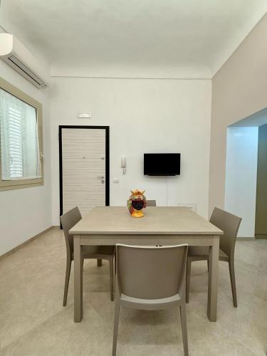 a dining room with a table and chairs at La Donzella - Centro storico Scicli in Scicli