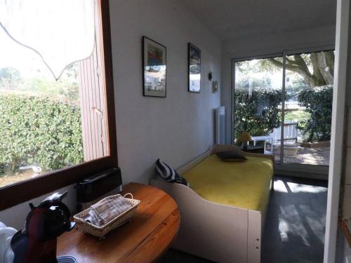 une chambre avec un lit, une table et une fenêtre dans l'établissement Studio cosy à deux pas de la mer et forêt avec parking sécurisé - FR-1-738-46, à Saint-Georges-de-Didonne