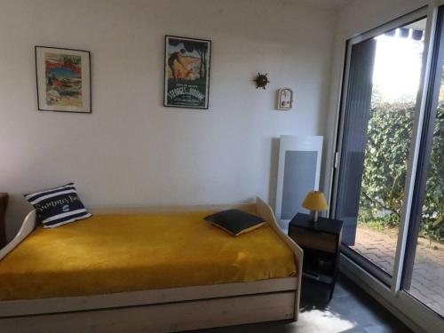 une chambre avec un lit et une grande fenêtre dans l'établissement Studio cosy à deux pas de la mer et forêt avec parking sécurisé - FR-1-738-46, à Saint-Georges-de-Didonne