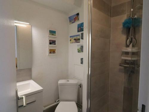 une salle de bain avec toilettes, lavabo et douche dans l'établissement Studio cosy à deux pas de la mer et forêt avec parking sécurisé - FR-1-738-46, à Saint-Georges-de-Didonne
