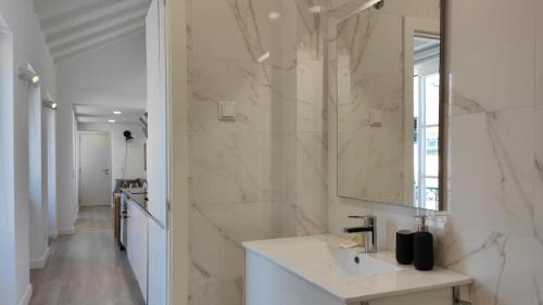 Chiado Modern Attic Duplex 2-Bedroom Apartment
