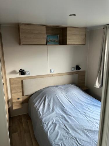 - une chambre avec un lit et des placards sur le mur dans l'établissement Mobil home SFI, à Canet