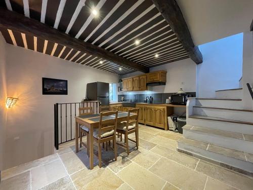 une cuisine et une salle à manger avec une table et des chaises dans l'établissement Maison de charme, à Apt