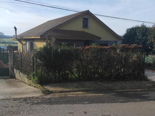 a house with a hedge in front of a house at Casa da Pinguela Camino Inglés in Ordes
