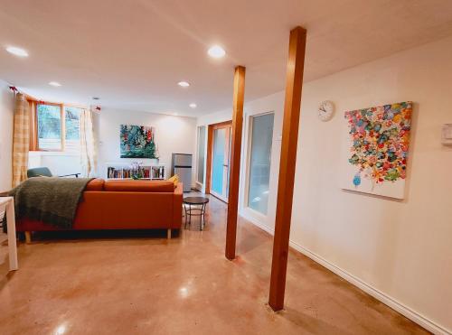 Postel nebo postele na pokoji v ubytování U of A Homestay, Trails & Whyte Ave