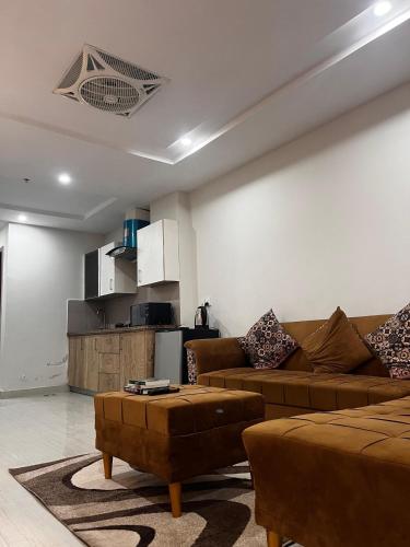 Кухня или мини-кухня в Luxury Two Bed Furnished Apartment Gulberg Greens Islamabad
