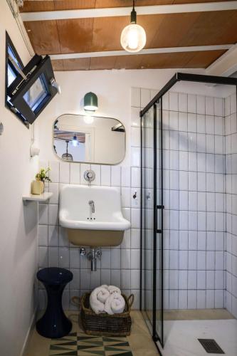 a bathroom with a sink and a mirror at antiguo gallinero in Collado-Villalba