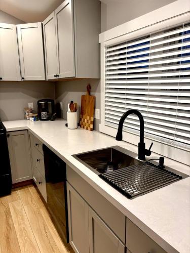 Η κουζίνα ή μικρή κουζίνα στο Hoosier Hq Sleek 3-bed Near Iu