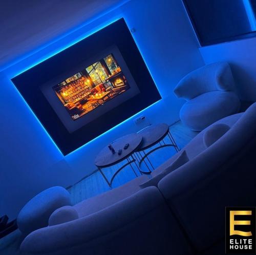 a living room with a couch and a tv at Elite House in Pe°ani