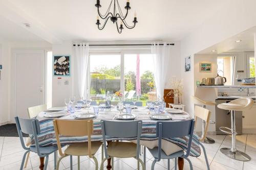 - une table à manger et des chaises dans la cuisine dans l'établissement Maison-4 chambres-Parking-Forêt-Wifi-Normandie, à Belbeuf