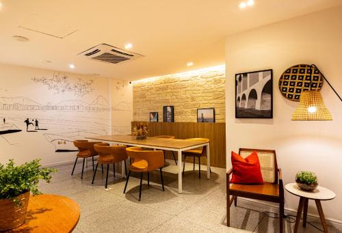 a dining room with a table and chairs at B&B HOTEL Rio Copacabana Posto 5 in Rio de Janeiro