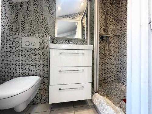 une salle de bain avec un lavabo, des toilettes et une douche dans l'établissement Homelivia, Lovely One bedroom flat Place GARIBALDI et PORT, à Nice