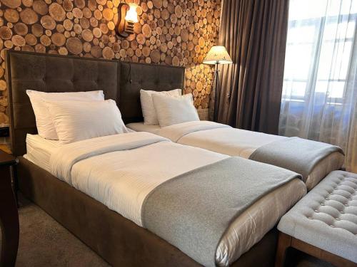two twin beds in a hotel room with at Hnameni Stepanavan Guesthouse - Hotel in Stepʼanavan