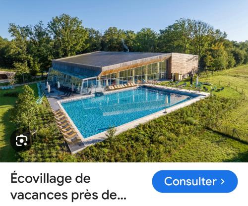 Bazén v ubytování Chambre d'hôtes Stellina Bed&Breakfast avec vue sur jardin arboré nebo v jeho okolí
