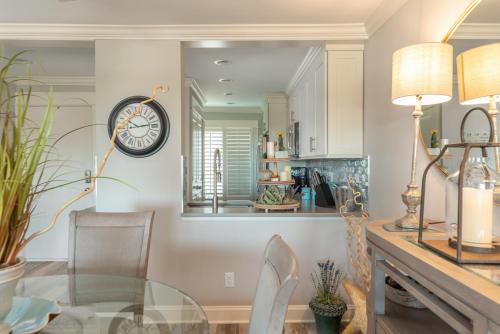 Η κουζίνα ή μικρή κουζίνα στο Southern Grace - Serene Oceanfront 1 Bedroom