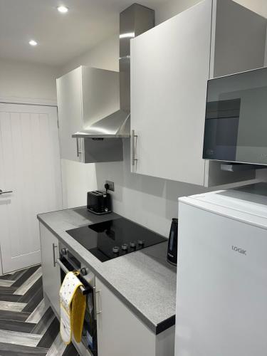 Η κουζίνα ή μικρή κουζίνα στο Cosy 2-bed flat, great location