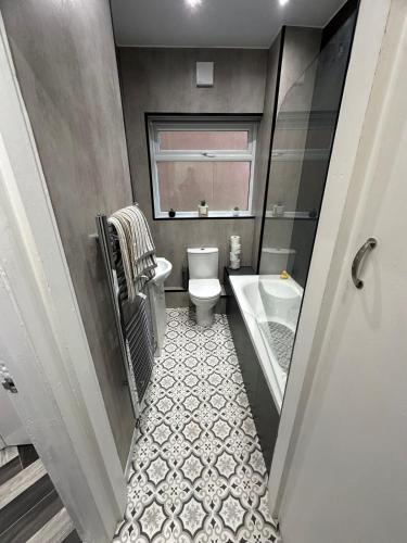 Ένα μπάνιο στο Cosy 2-bed flat, great location